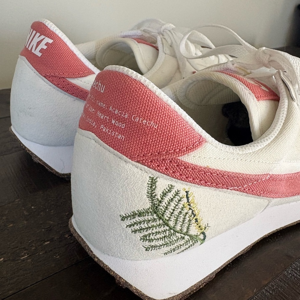 NIKE - SPECIAL EDITION - White and Pink Swoosh Low-Top Sneaker. Size 8.5 - Picture 16 of 16